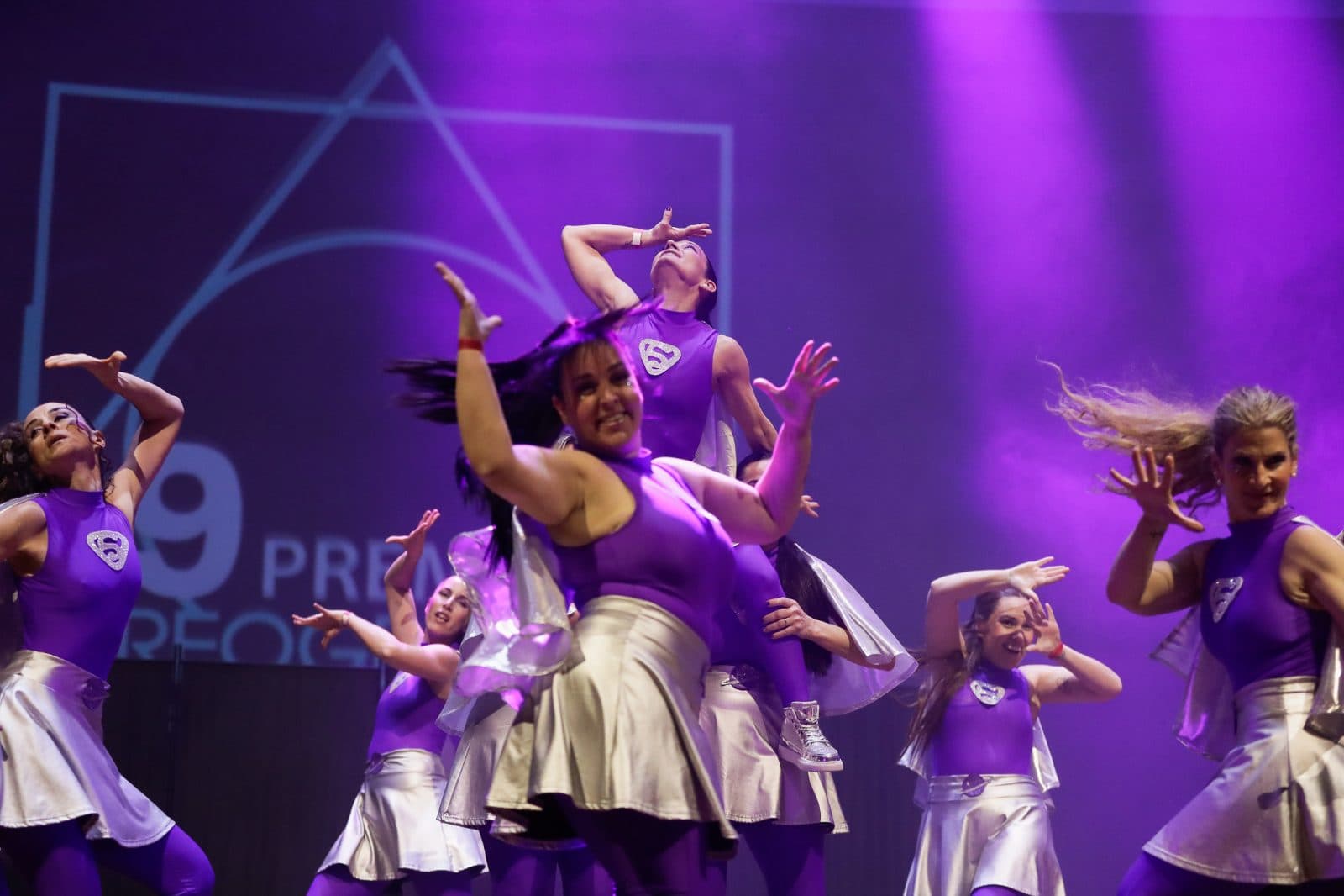 Ballarines de Xen Dance Space actuant sobre l'escenari